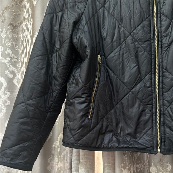 Burberry Black Bomber Jacket with Quilted Design and Full-Length Zipper - Picture 5 of 10